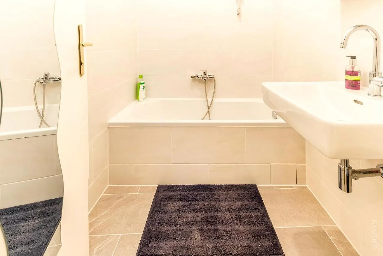 City Apartment With Netflix, Central And Near Metro, 8 Viena 0*,