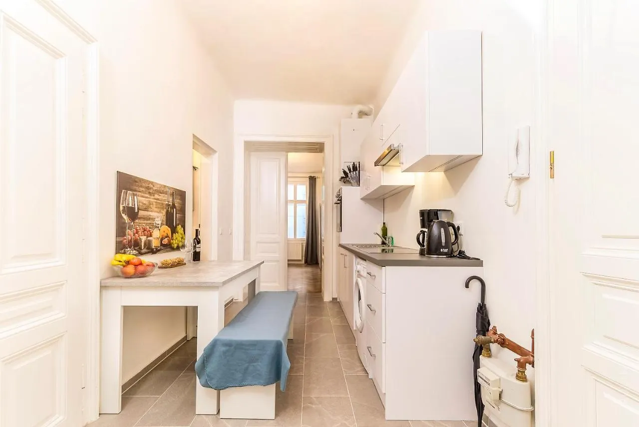 City Apartment With Netflix, Central And Near Metro, 8 Viena