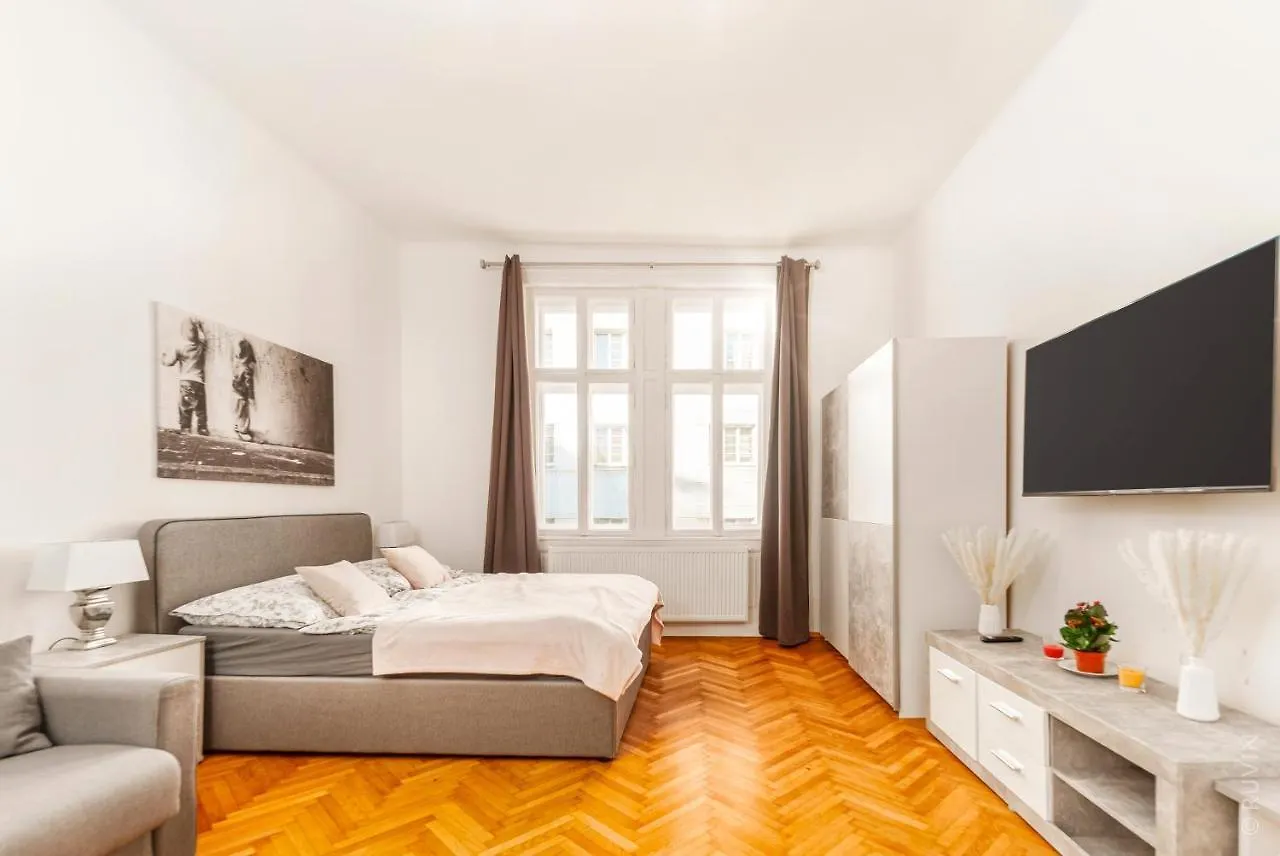 City Apartment With Netflix, Central And Near Metro, 8 Viena